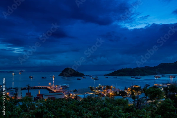 Fototapeta Hill top view over Labuan Bajo harbour in the evening at twilight