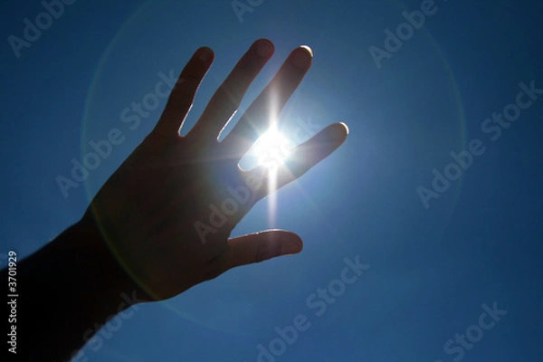 Obraz słońce między palcami