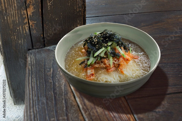 Obraz 김치말이 국수 , 김치를 넣은 한국 전통의 차가운 국수.