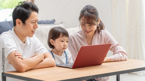 Fototapeta リビングでパソコンを楽しむ親子