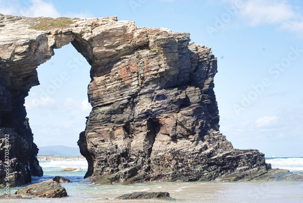 Obraz swell between the big rocks in the blue sea