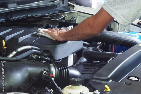 Obraz cleaning the car engine by cloth