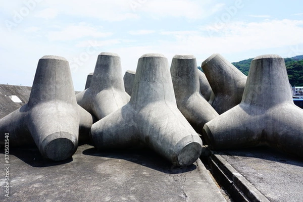 Obraz 港に置かれた巨大なテトラポッド