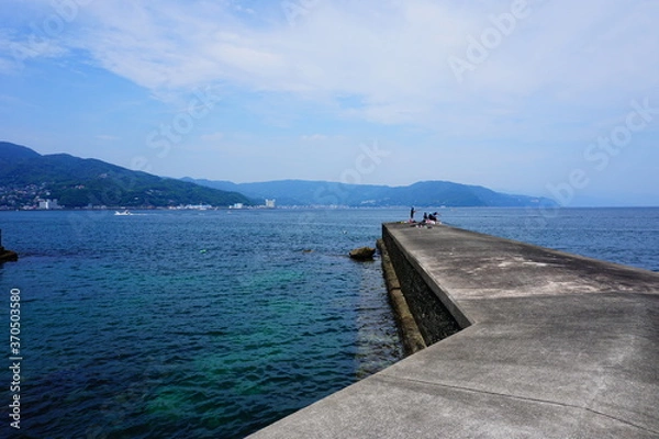 Obraz 伊東の小さな堤防で釣りや海水浴を楽しむ人々