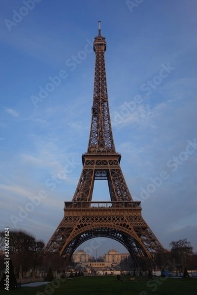 Fototapeta PARIS - EIFFEL TOWER FRONTAL VIEW.