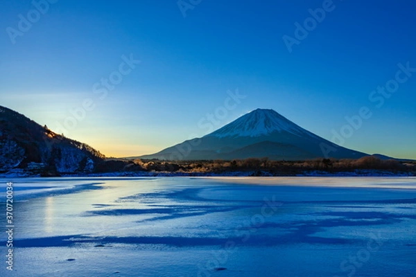 Fototapeta 夜明けの富士山、山梨県富士河口湖町精進湖にて
