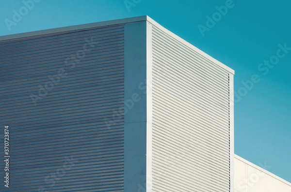 Obraz Architektura miejska. Zbliżenie na nowoczesną fasadę budynku biurowego z błękitnym niebem,