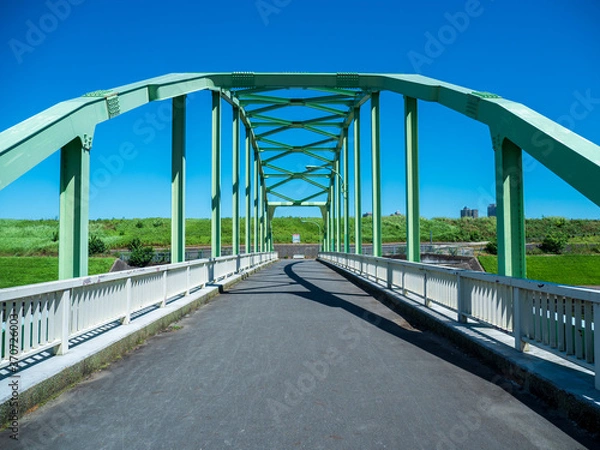 Fototapeta 夏の青空と橋の風景　8月