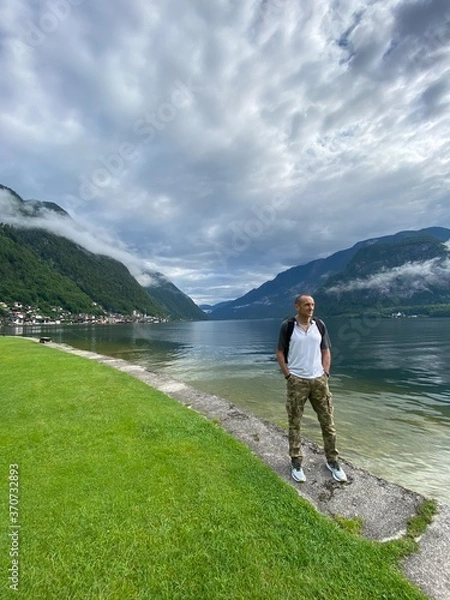 Fototapeta hallstätter see mit einem mann