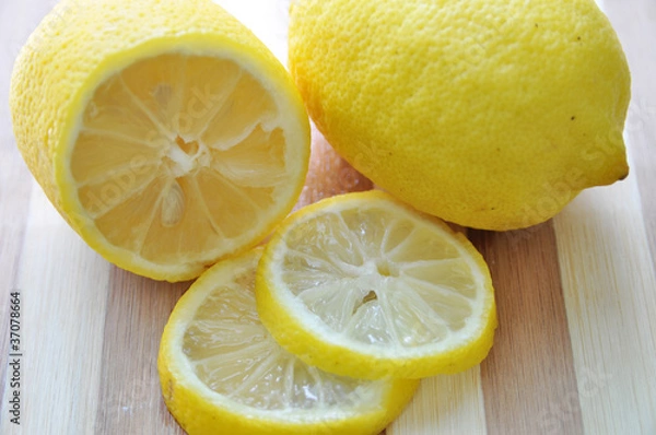 Obraz Photograph of a lemon sliced in half