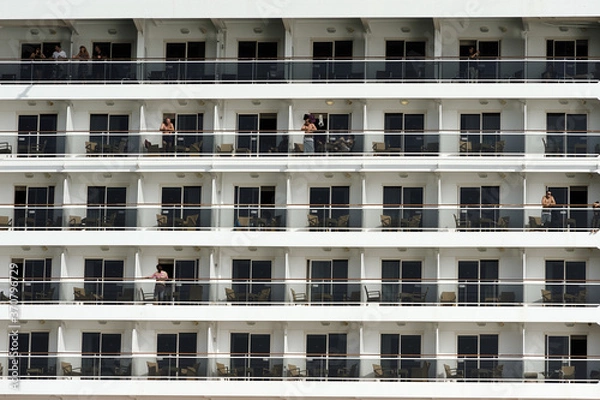Obraz Nave da crociera con balconi sul mare e persone affacciate