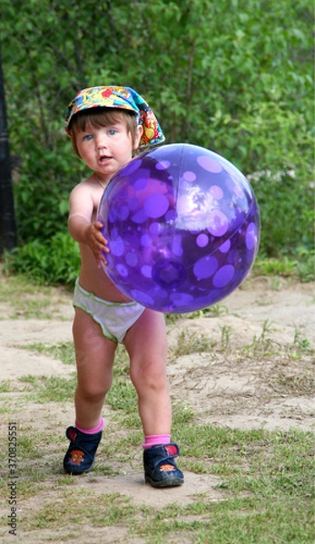 Obraz little girl playing with a ball
