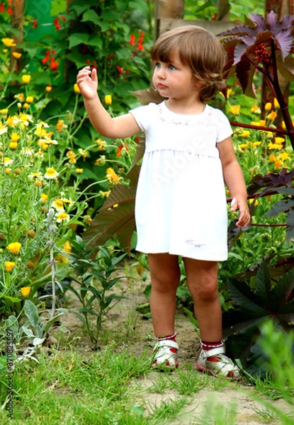 Obraz little girl in the garden