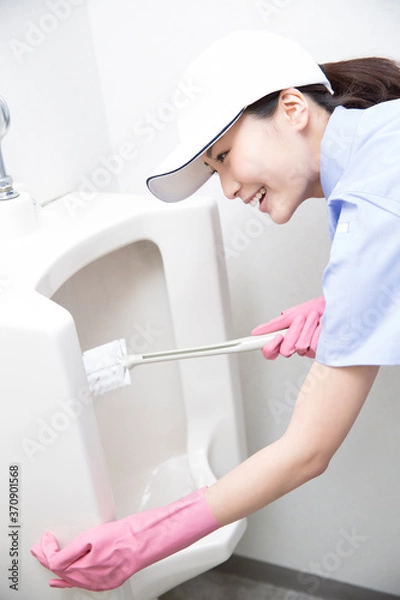 Fototapeta 便器を掃除する清掃員