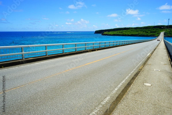 Obraz 2020年8月、来間大橋と青い海、青い空。日本、沖縄。