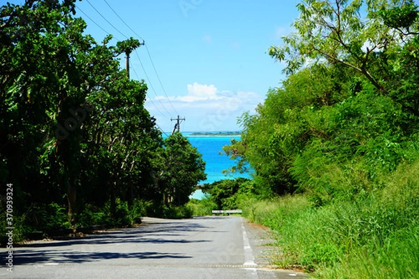 Obraz 2020年8月、来間島の道路と青い海。沖縄県、日本。