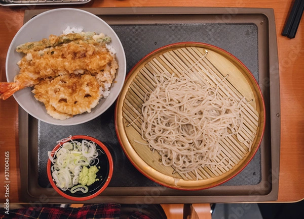 Fototapeta Japanese cold ramen noodles (Zaru ramen) with tempura set in Japanese style..Cold buckwheat soba noodles or zaru ramen with fried shrimps and vegetables tempura served on rice - Japanese food style