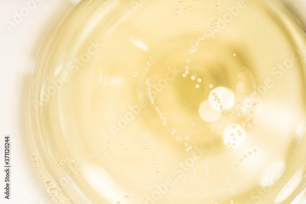 Obraz グラスに注がれたシャンパンの泡クローズアップ　俯瞰