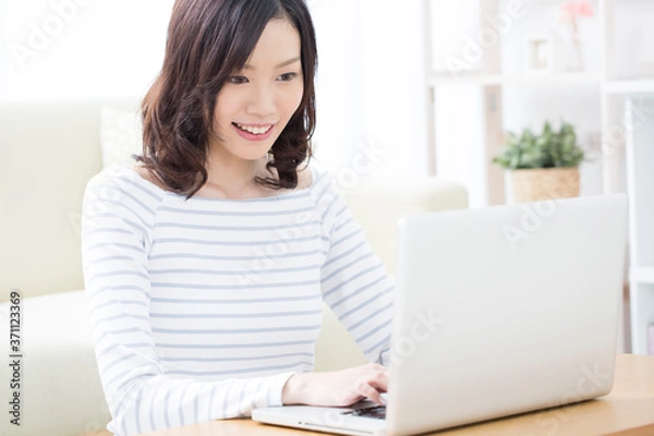 Obraz ノートパソコンをする女性