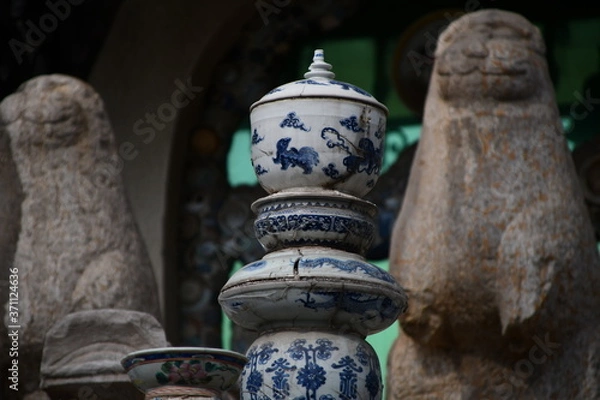 Obraz A pillar of porcelain pots as a decorative pillar in ancient house