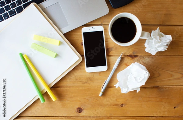 Obraz スマートフォンとパソコン　散らかったデスクのイメージ