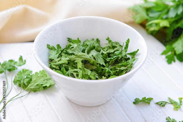 Fototapeta Bowl with dry parsley on table