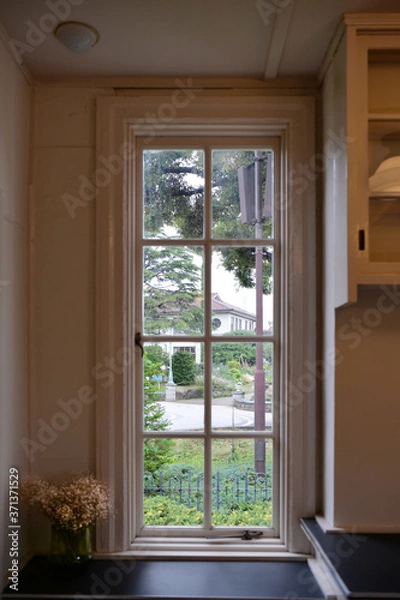 Fototapeta 洋館の窓から洋館と庭園を見る