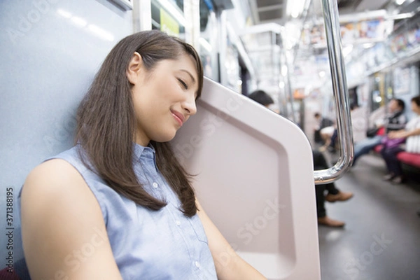 Fototapeta 電車で眠る女性