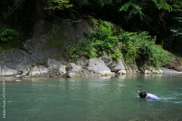 Fototapeta 川遊びを楽しむ男性