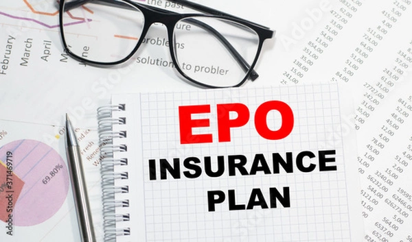Obraz EPO Insurance Plan on a table against the background of financial statements, next to a calculator and a pen.