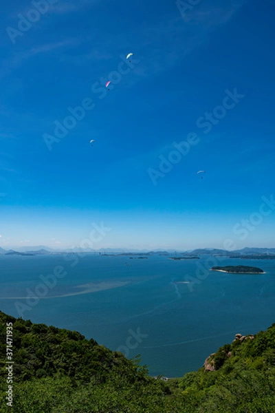 Obraz パラグライダーと瀬戸内海と空の青い風景が瀬戸大橋も背景に美しい