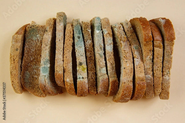 Obraz sliced bread on a white background