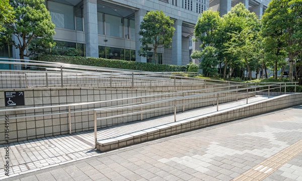 Fototapeta 車いす利用者のためのスロープ（東京都新宿区）