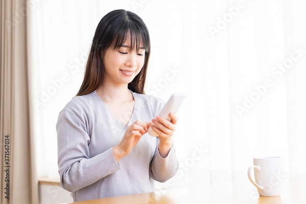 Fototapeta 電話をする若い女性