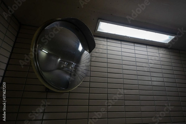 Obraz 夜の地下道にあるミラー