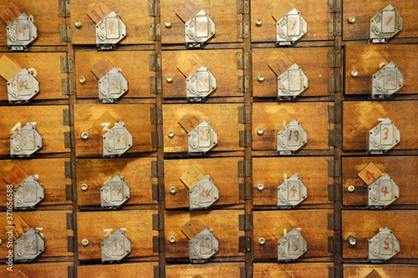 Obraz 昭和から続く、風情ある老舗の銭湯の、木製の鍵付き靴箱。ロッカー。靴入れ。松竹錠。時代劇。