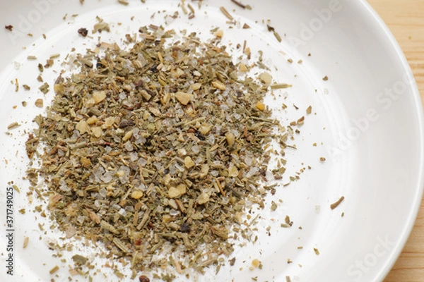 Obraz 白い皿に盛られたハーブ塩