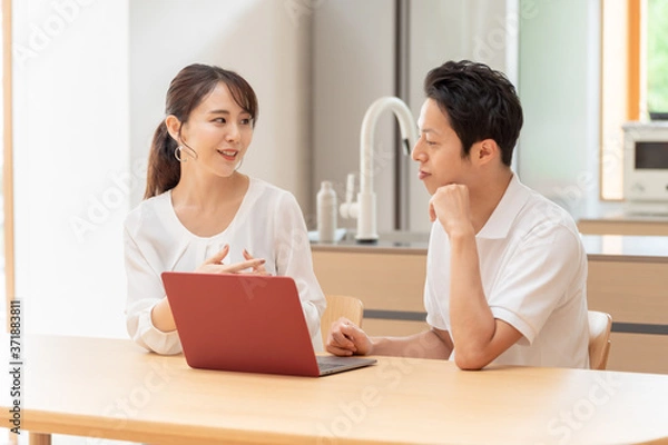 Fototapeta リビングでパソコンを使う夫婦