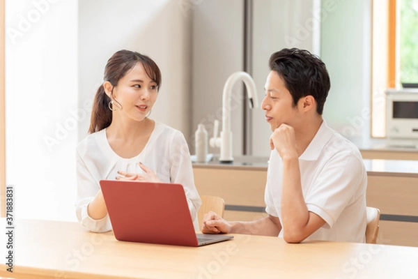 Fototapeta リビングでパソコンを使う夫婦