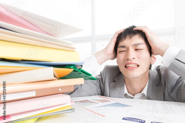 Fototapeta 頭を抱えるビジネスマン