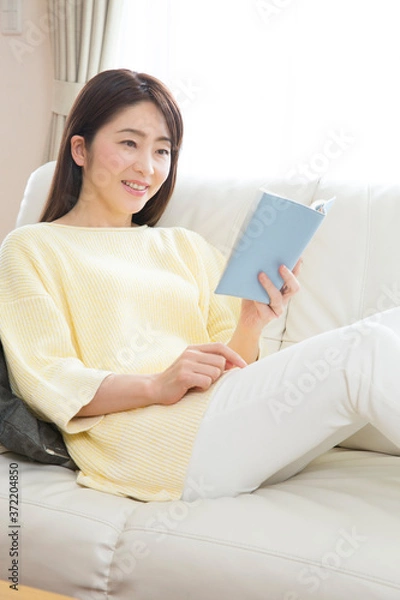 Fototapeta 本を読む女性