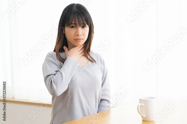 Fototapeta 喉が痛い若い女性