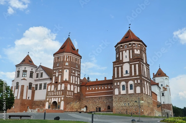 Fototapeta Mir castle and Park complex is an architectural complex, defensive fortification and residence. It is an architectural monument included in the UNESCO world heritage list. Belarus.