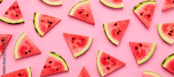 Fototapeta Arbuz kolorowy wzór na różowym tle. Świeży czerwony arbuz plastry zbliżenie, tapeta, widok z góry. Kreatywna koncepcja lato, modne modne mieszkanie