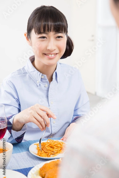 Fototapeta 食事をするカップル