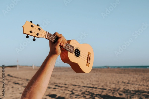 Fototapeta Ramię unoszące ukulele na plaży