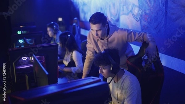 Obraz Pro Gamers trainer Explains Strategy to his apprentice