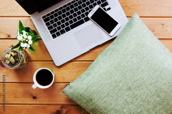 Obraz リビングのワークスペース　ノートパソコンとスマートフォン