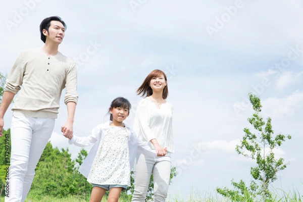 Fototapeta 手を繋いで歩く親子