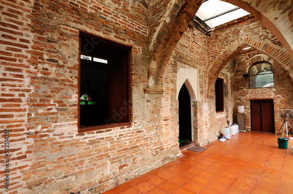 Fototapeta PATTANI, THAILAND -JULY 10, 2014: Historic Kru Se mosque which is made of bricks with round pillars. The mosque represents a unique Islamic civilization of the Kingdom of Pattani in Thailand.